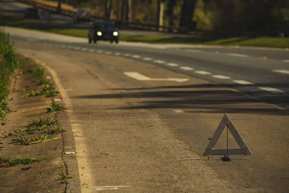 Trójkąt ostrzegawczy – mały element, wielkie znaczenie dla bezpieczeństwa na drodze