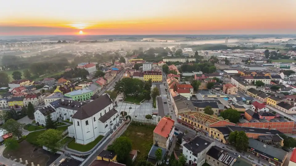 IMGW wydaje ostrzeżenia przed upałami i burzami – sprawdź, gdzie obowiązują