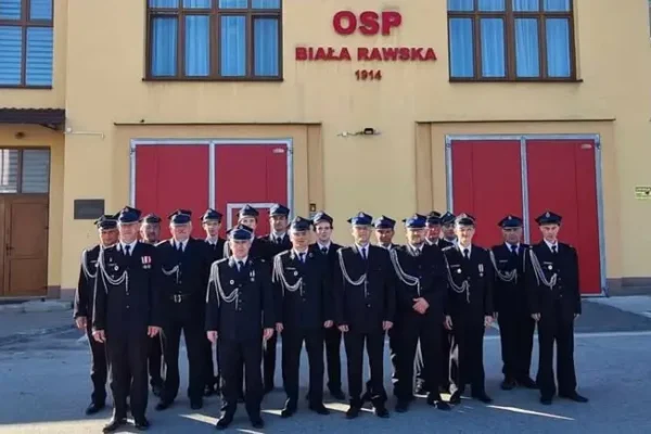 OSP Biała Rawska usuwa zerwany konar z drogi w Wilczych Piętkach