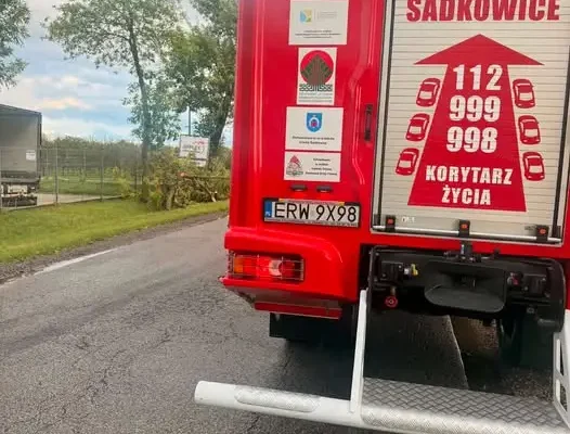 OSP Sadkowice usuwa powalone drzewo z jezdni