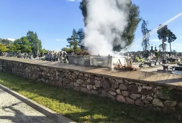 Pożar śmietnika na cmentarzu miejskim w Białej Rawskiej
