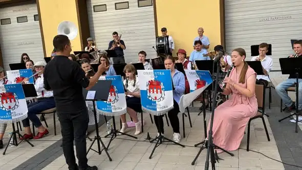 Muzyczne Podwórko w Rawie Mazowieckiej – wieczór pełen brzmień i sąsiedzkiej atmosfery