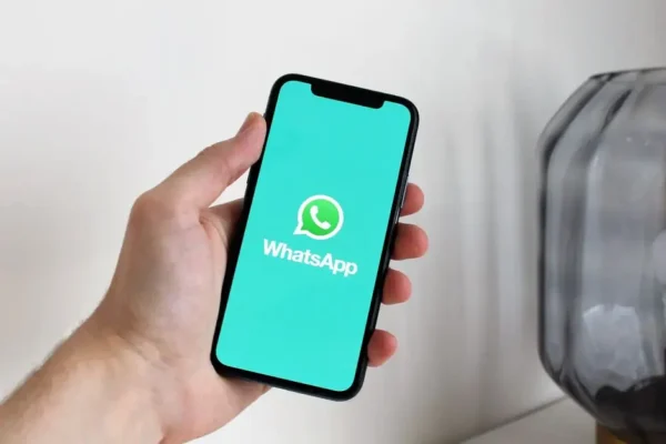 Uwaga na oszustów na WhatsApp! Nie daj się nabrać na prośbę o głosowanie