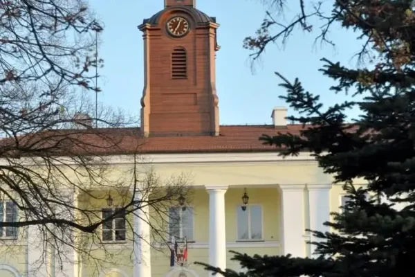 Wyderka zamontowana pod biblioteką w Rawie Mazowieckiej – atrakcja Narodowego Czytania