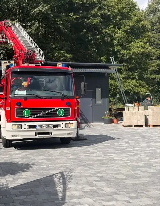 OSP Biała Rawska interweniuje w Ossie: zwisająca gałąź nad garażem