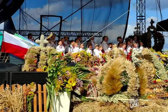 Dożynki w Poświętnem: Gmina Rawa Mazowiecka świętowała z lokalnymi zespołami