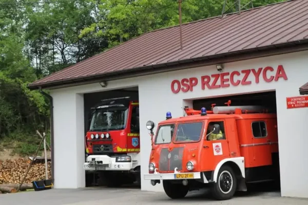 Kot wpadł do niezabezpieczonej studni na głębokość 40 metrów. Akcja ratunkowa w Rzeczycy