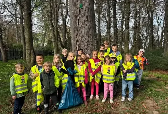 33. Akcja Sprzątania Świata w szkole w Białej Rawskiej – uczniowie posprzątali okolicę