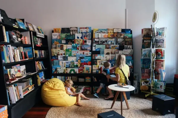 Wtorkowe warsztaty czytelniczo-plastyczne w bibliotece w Regnowie